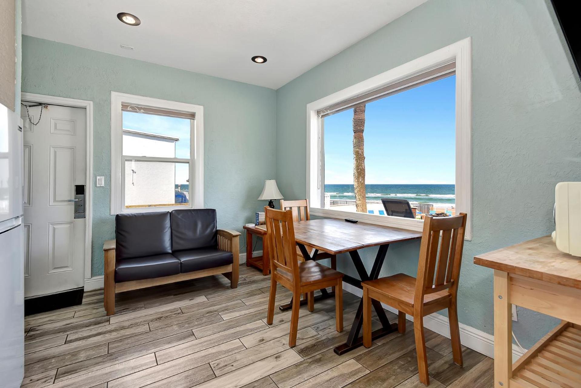 Shoreline Suites & Cabana Cottages - Beachfront Daytona Beach Bagian luar foto