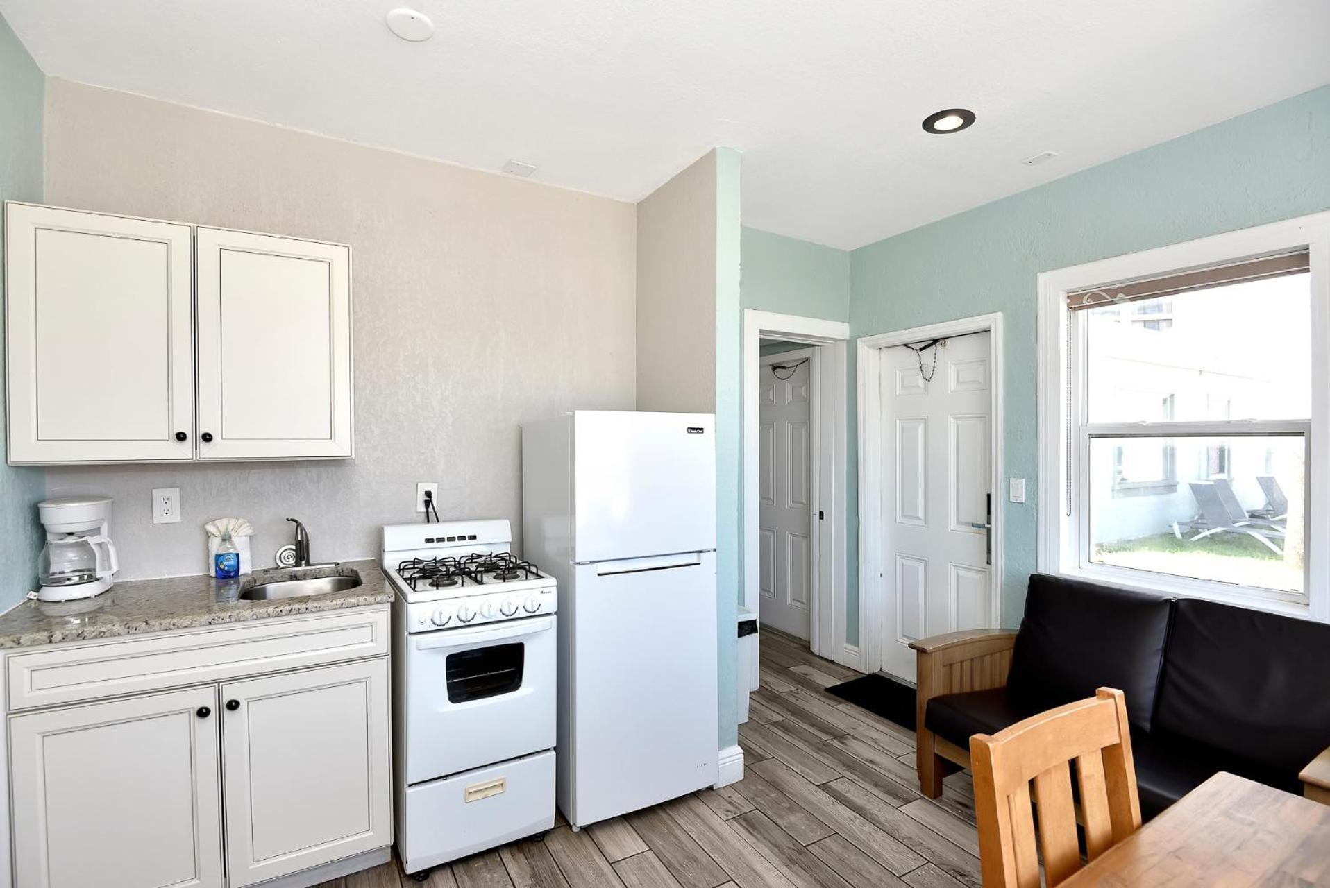 Shoreline Suites & Cabana Cottages - Beachfront Daytona Beach Bagian luar foto